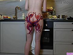 成熟的妈妈,屁股上有章鱼纹身,煮晚餐不理你