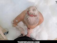 金发妈妈在浴缸里被抓住 - POV - Brook Page