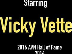 Vicky Vette,一个金发美熟女,喜欢在她的丰满乳房上射精