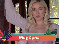 Meg Cyria,一个惊人的成熟金发女郎,在一个感性的单人花花公子视频中