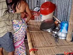 印度素人夫妇与素人丈夫朋友的跨种族厨房性爱视频