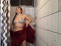 一个性感的熟女在淋浴时耀她健壮的身体