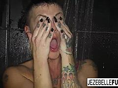 贝尔·邦德 (Jezebelle Bonds) 的巨乳在淋浴时弹跳