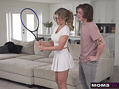 Cory Chase教她的继子如何像网球拍一样使用他的鸡巴